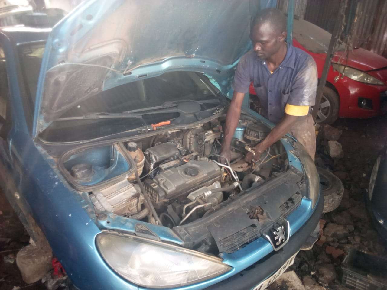 specialist peugeot mechanic working on the engnie bay